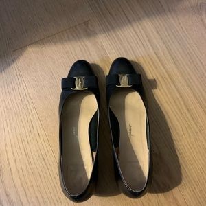 ladies 9AA ( narrow) classic black heeled ballet flat